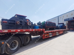 1200*1200雙齒輥破碎機(jī)，兩臺(tái)900*900軌道移動(dòng)雙齒輥破碎機(jī)發(fā)往云南