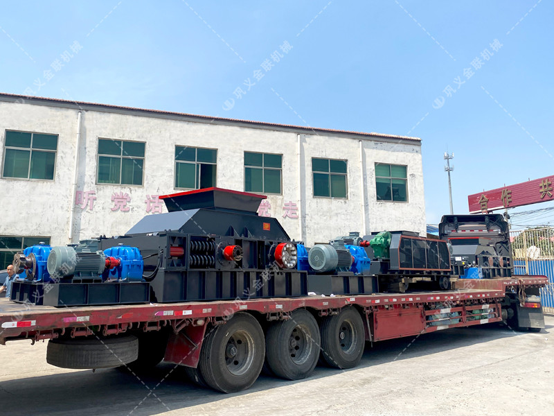 1200*1200雙齒輥破碎機(jī)，兩臺(tái)900*900軌道移動(dòng)雙齒輥破碎機(jī)發(fā)往云南